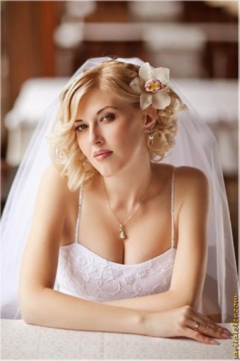 short wavy blonde bridal hairstyle