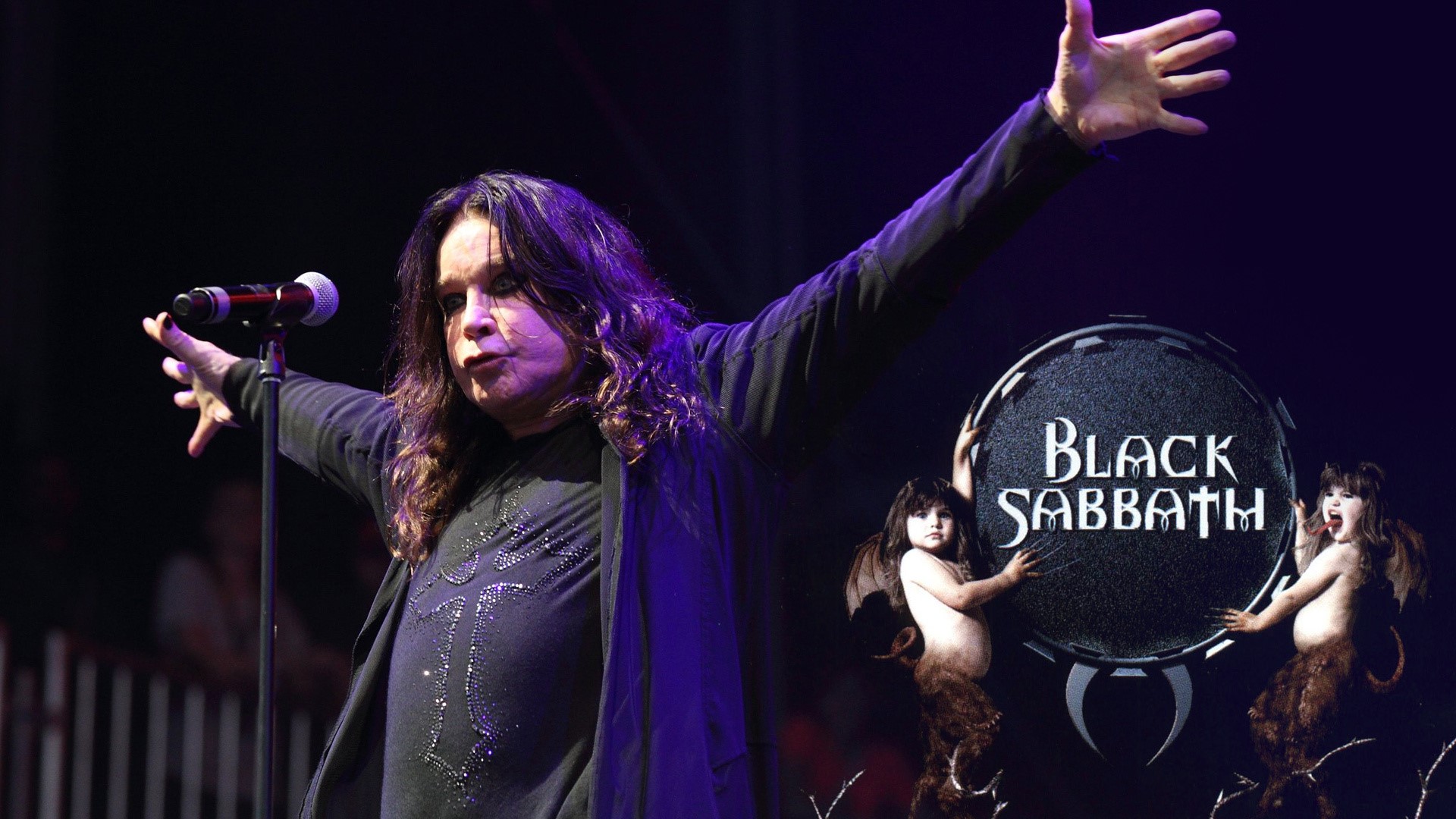 Black sabbath. Вокалист Блэк Саббат. Ozzy Osbourne Black Sabbath. Оззи Осборн Блэк. Оззи Осборн Блэк Саббат концерт.