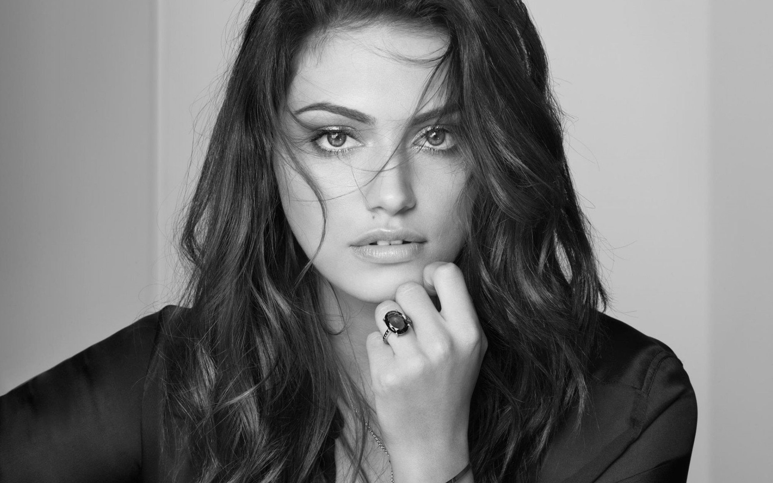 Phoebe Tonkin Pics - Wallpics.Net