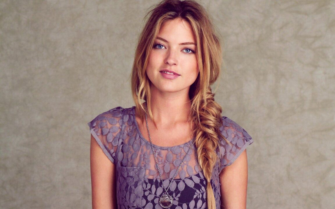 Martha Hunt Photos