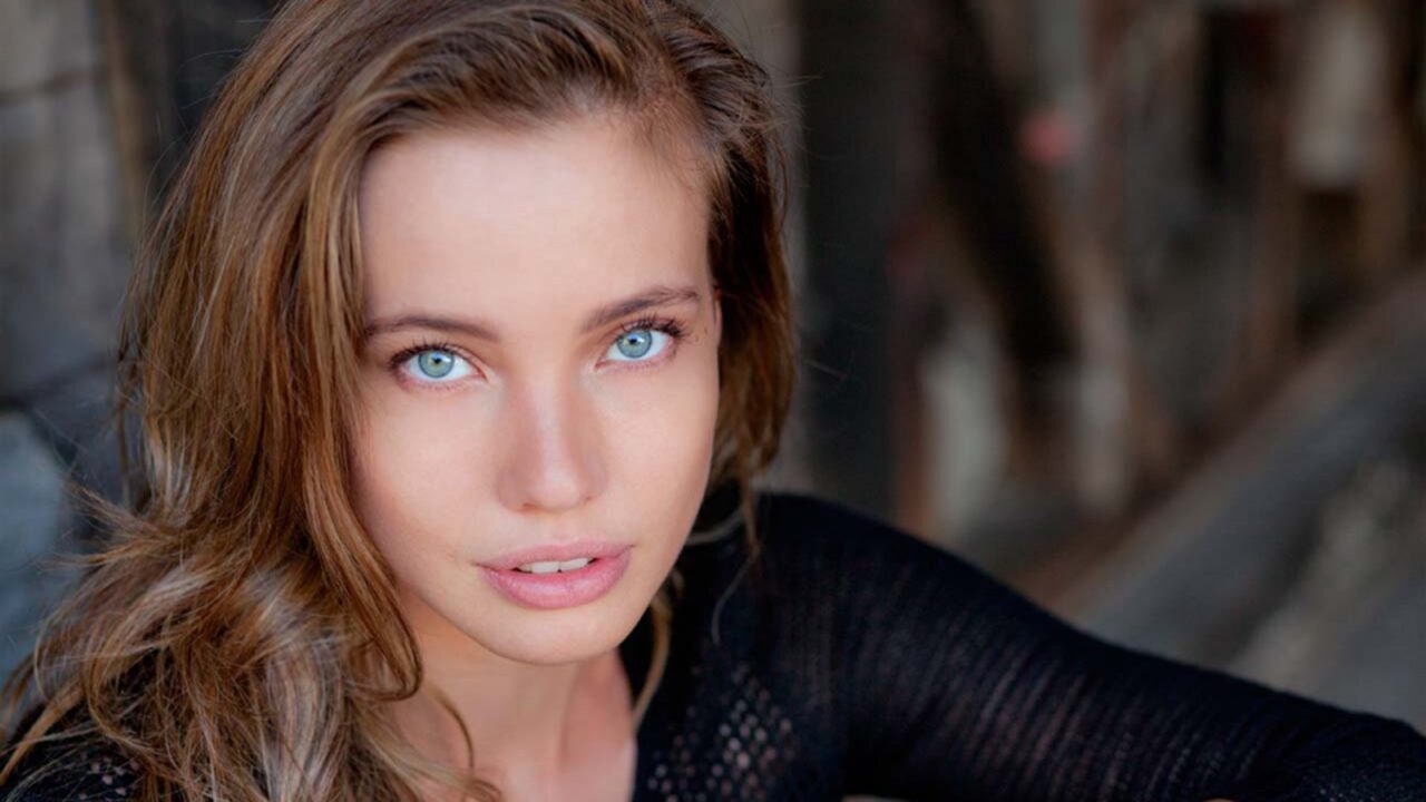 Stephanie Corneliussen Computer Wallpapers